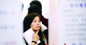 對於樣貌的歧視，超過五成職場人認為不是工作需要，用人單位不應該以貌取人，不過也有四成多的職場人士對用人單位樣貌方面的就業歧視表示理解。但是對於一些用人單位以籍貫、屬相、血型等理由拒絕求職者的現象，44.4%的求職者表示自己會放棄到這樣的單位去任職，41.6%的職場人認為只是一個拒絕的藉口。