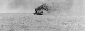 英國皇家海軍“光榮”號航母受重創傾側