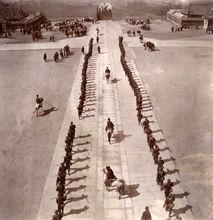 前門瓮城內，武衛軍列隊行進