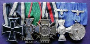 18年服役組合佩帶閱兵式，勛略上鷹飾為銀質+銀質。