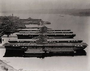 六艘埃塞克斯級停泊在港口，無所事事。由背景數起為埃塞克斯號、提康德羅加號、約克城號、列剋星敦號、碉堡山號及好人理查號。攝於1948年4月23日。