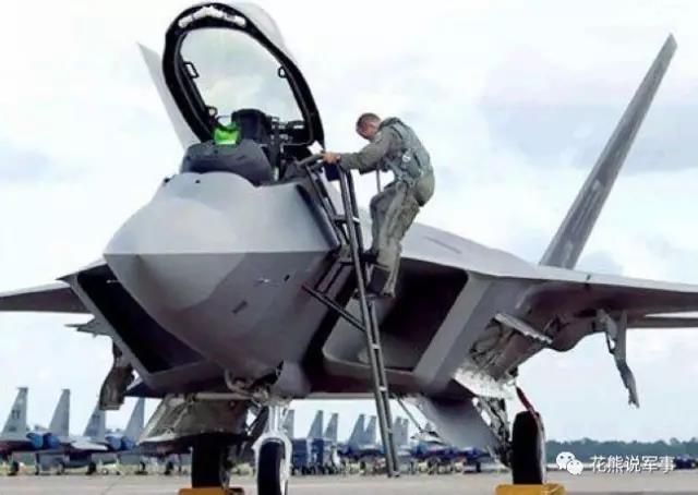 F22飛行員使用的“阿塔格斯”式抗荷服