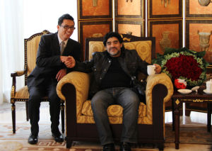 與球王馬拉多納合影