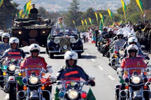 巴西總統迪爾瑪·羅塞夫（中）參加獨立日閱兵