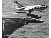 越戰A-7E從星座號航母上彈射起飛