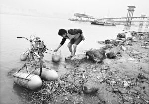 水陸腳踏車終於到達橫渡長江的目的地漢口江灘