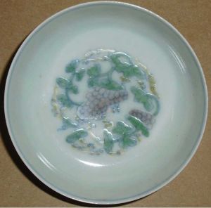 成化鬥彩花果葡萄小碟 成化鬥彩花果葡萄小碟