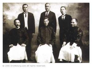 何東爵士（中坐）的弟弟何福（左站）及何甘堂（右坐）