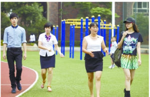 節目組成員在校園裡