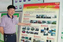 老縣鎮黨委書記李紹彬接受記者的採訪