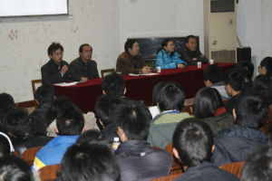首任社長樊龍（左起一）發表就職演講
