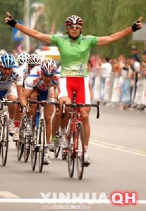 身穿綠色領騎衫選手