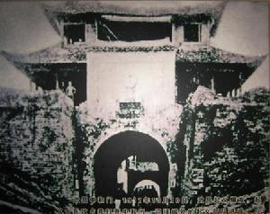 “起義門”是武昌古城倖存的唯一一座城門，民國以前稱“中和門”。它是武漢人熟知的武昌古城漢陽門、文昌門、平湖門、大東門、小東門等十大古城門之一。中和門因居辛亥革命首義之功而獲殊榮，易名保存下來