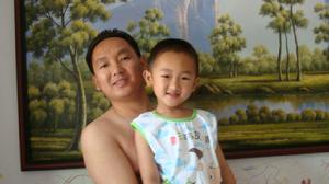 2009年6月，在武漢陪兒子王煒懿過6歲生日。