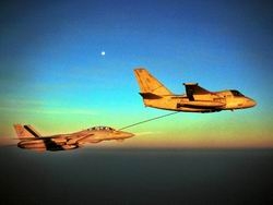 （圖）美國海軍以 S-3B 加掛加油吊艙執行空中加油任務，但這種加油任務是在艦載機返航時油量不足才執行。