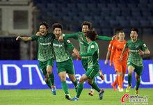 石柯與隊友一起慶祝進球