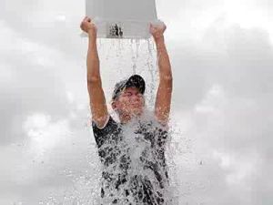 冷水澆背 冷水澆背