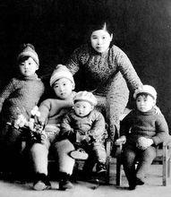 三夫人謝葆真與孩子們合影