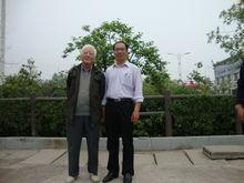 和著名詩人郭路生先生（食指）在一起