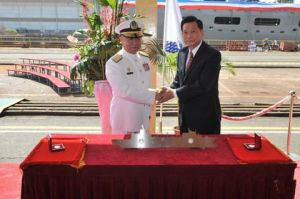 台海軍“司令”陳永康為建造中的油彈補給艦豎桅，並命名