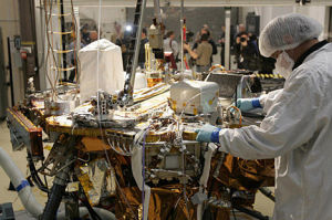 在美國科羅拉多州丹佛的實驗室，技術工程師正在檢查“鳳凰”號火星探測器