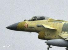 這架飛機機頭下方和機背比殲-10B多一根天線