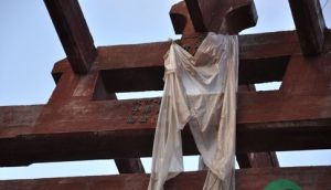 貼有金字的紅色橫樑