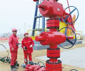 大港油田工作人員在現場調試頁岩油開採設備