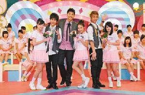 一班美少女向黑人送花，祝他與范范幸福快樂