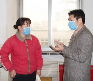 陳富剛主任親切安慰貧困母親張社芹