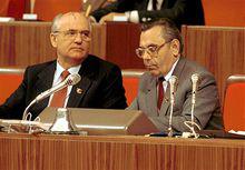 戈巴契夫（左）在蘇共二十八大主席台上