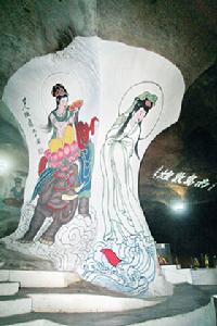 這幅壁畫是著名書畫家張大千的作品，普賢菩薩（左）和觀音菩薩（右）。