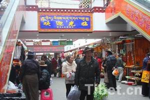 拉薩市場中的藏族民眾