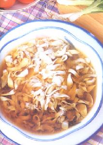 菜 名： 雙膠補血飲 主 料： 雞胸脯肉100克，黃花魚膠50克，阿膠9克。 配 料： 生薑1片，冰糖1顆。 做 法： 1、魚膠用適量的溫水浸發後，洗淨，切成長條。2、雞胸脯肉切成絲，會同魚膠、薑片、冰糖一起放入燉盅，加入適量冷開水，燉至魚膠軟爛為止。3、放入阿膠，再燉至阿膠溶化即可。4、食用時除去薑片，滴入麻油。 特 點： 湯黃肉白，嫩爛甜潤。 藥用價值： 黃花魚膠味甘性平，用於補腎益精、滋陰潤肺、散瘀消腫；阿膠味甘性平，主要用於補血止血、滋陰潤燥。與味甘性溫的雞胸脯肉合燉而成的本品，可溫中益氣，補精添髓，祛虛勞疲弱；可止貧血咯血、心悸頭暈、妊娠腰痛、胎動不安等。