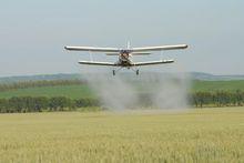 飛機進行農作物噴藥作業