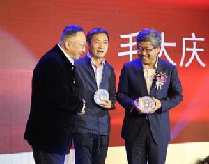 袁亞非（左）頒獎，毛大慶（中）與白重恩領獎