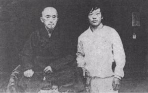 王宗岳（左）