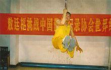 敖廷樞在做右中指引體向上