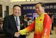 劉尚林先生與王忠林局長在第二屆森林養生養老論壇活動中
