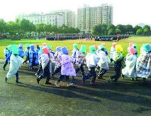 軍訓被罰裹棉被曬太陽 軍訓被罰裹棉被曬太陽