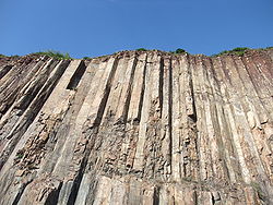 萬宜水庫東壩的六角柱狀凝灰岩