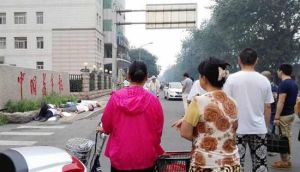 中國青年報社門口服毒事件引發民眾圍觀