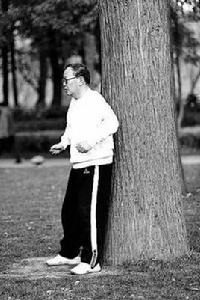 背部撞樹 背部撞樹