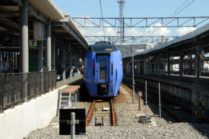 停靠在月台上的函館本線特急，超級北斗號。