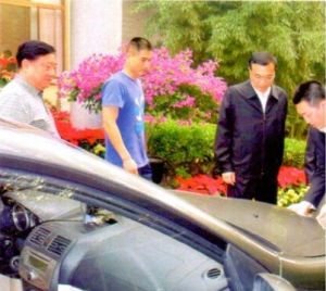 國務院總理李克強參觀超級電容汽車