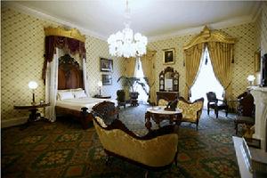 在過去50年，林肯臥室曾經經歷了數次重裝修，而大多數重裝修都發生在傑奎琳·甘迺迪擔任美國第一夫人期間。在最近一次裝修中，白宮將林肯臥室裝修成維多利亞時代的風格，臥室的顏色變得更加開放。