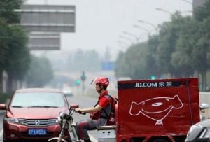 京東快遞的物流配送服務主要分為四種模式：一是FBP模式(由京東全權負責採購和銷售)；二是LBP模式(商品無需入庫，用戶下單後，由第三方賣家發貨到京東分揀中心，京東開發票)；三是SOPL(商品無須入庫，用戶下單後，第三方賣家發貨到京東分揀中心，但由商家開發票)；四是SOP(商家直接向消費者發貨並開發票)。2014年3月17日，京東在北京召開O2O戰略發布會，宣布與快客、好鄰居、良友等多家知名連鎖便利店品牌的上萬家便利店達成合作，正式進軍O2O領域，今後用戶在網上下單後，將由距離家最近的便利店負責進行配送，在最短的時間內把你採購的商品送到你的手中。京東方面表示，將聯合全國上萬家便利店，試點O2O戰略，今後用戶在網上下單後，最快可在15分鐘內送達用戶，打造國內電商行業“最快物流”，希望通過這種方式實現從線上到線下的全覆蓋。[6] 據京東相關負責人介紹，對於O2O商品，京東的物流服務將全面升級，確保在下單之後1小時內送達，最快15分鐘之內可以將商品送到消費者手中，而在24小時內，消費者可以任意選擇商品送達的時間等等，這樣的物流速度在國內電商行業中堪稱“最快物流”。