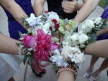 返校節舞會女生們戴的手花