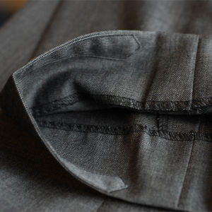 褲腳口防磨條，BOMOER鉑縵高級定製西服在注重細節處理的同時也講究實用性。 西褲褲腳口做防磨條工藝。