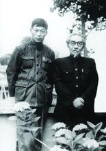 與恩師陳之佛先生合影於60年代初